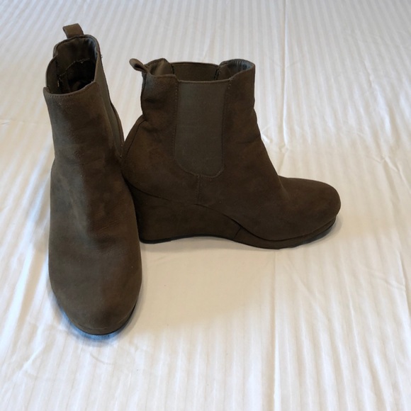 Dolcetta Tracy wedge heel ankle boots booties       Size 6 1/2 Olive Green - Picture 1 of 8